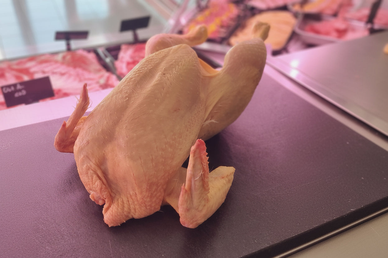 Pollo intero a busto Fileni linea Club dei Galli, pronto per la cottura al forno o allo spiedo.