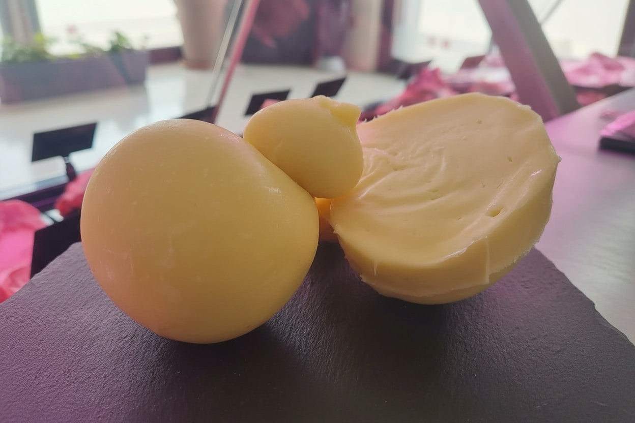 Forma di Caciocavallo di Martina Franca, formaggio tipico pugliese a pasta filata della Valle d'Itria.
