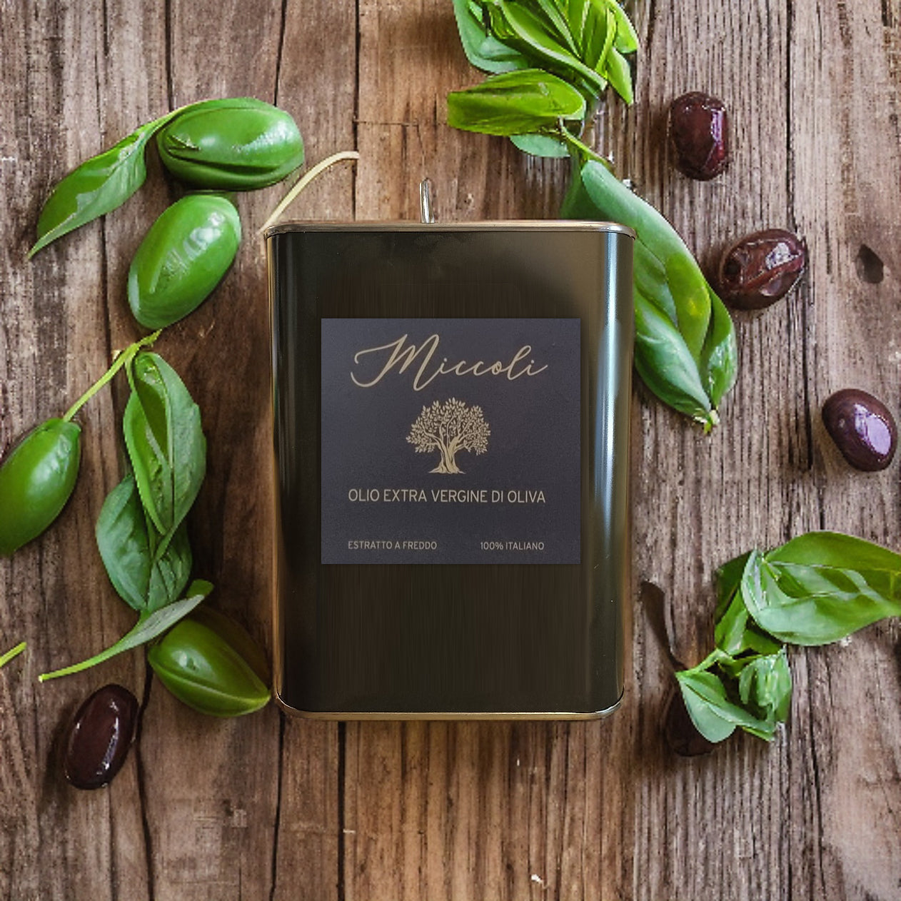 Olio extravergine d'oliva in lattina con olive e basilico su un tavolo di legno, 100% italiano.