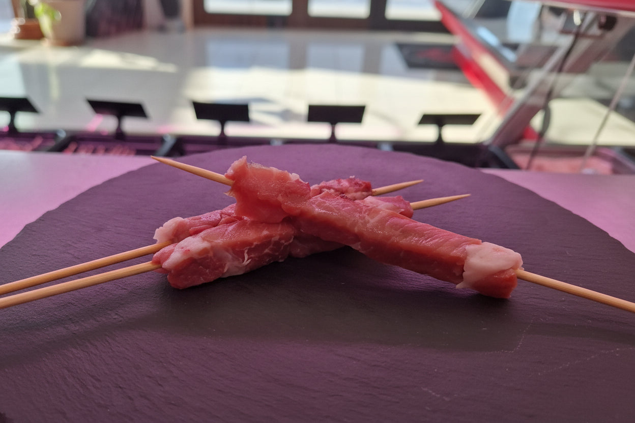 Arrosticini di suino artigianali freschi pronti per la cottura
