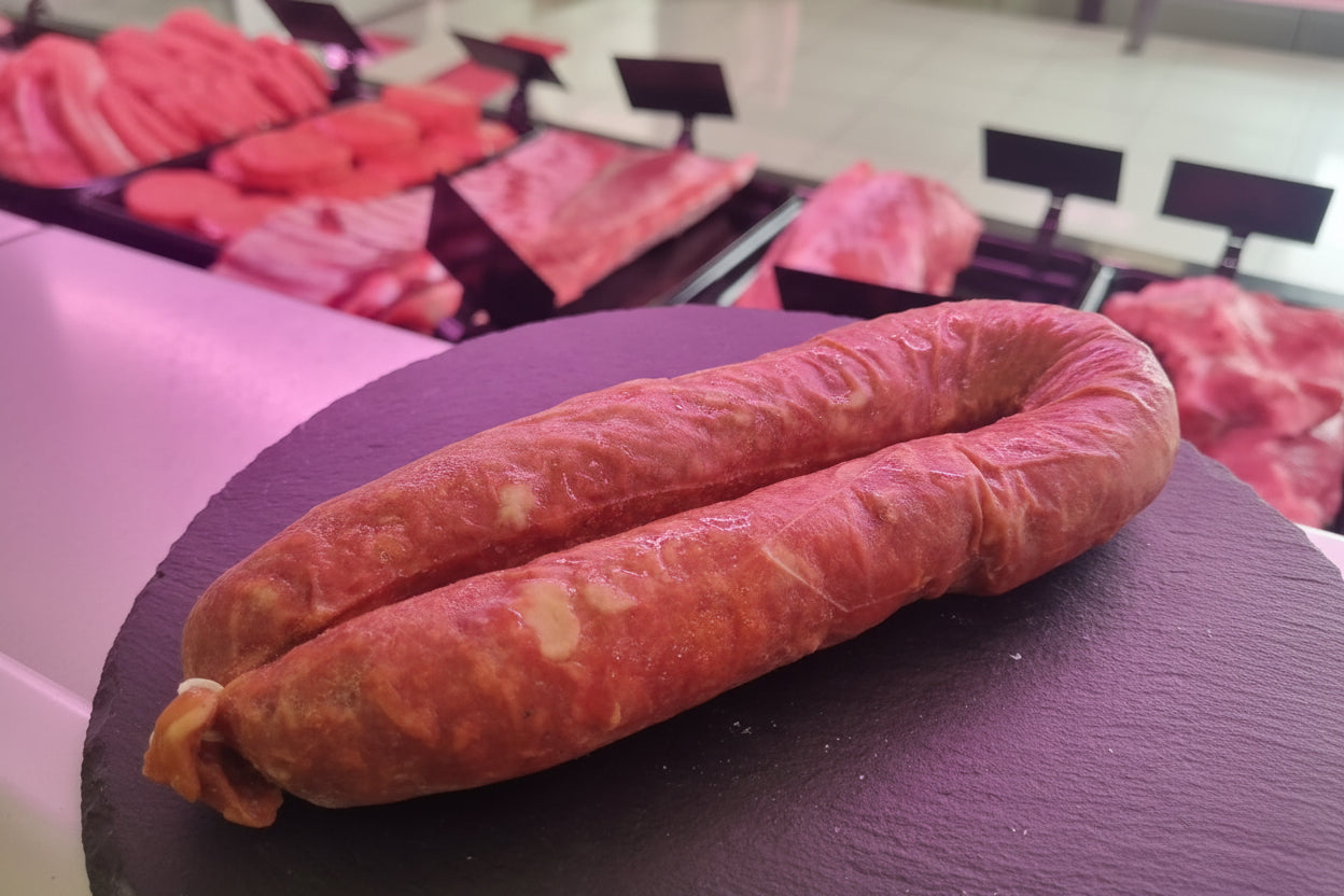 Salame artigianale di Martina Franca lavorato con vino vincotto, eccellenza della salumeria pugliese.