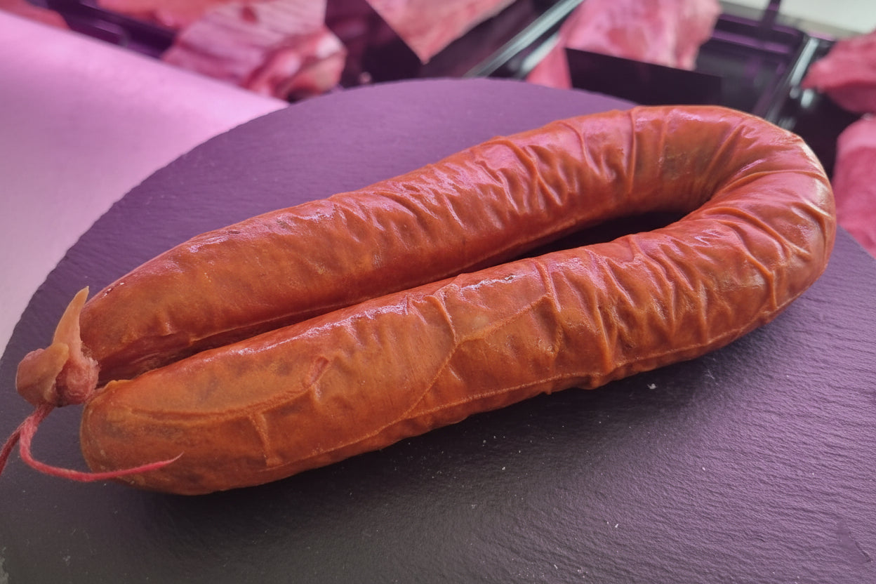 Salame artigianale di Martina Franca, salume tipico pugliese di alta qualità affettato su un tagliere.