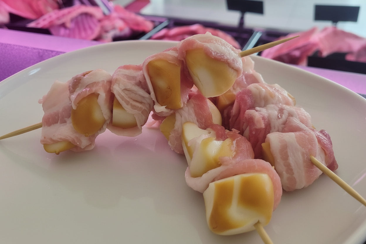 Involtini tipici pugliesi (uccelletti) con scamorza affumicata avvolti in pancetta croccante pronti per la cottura.