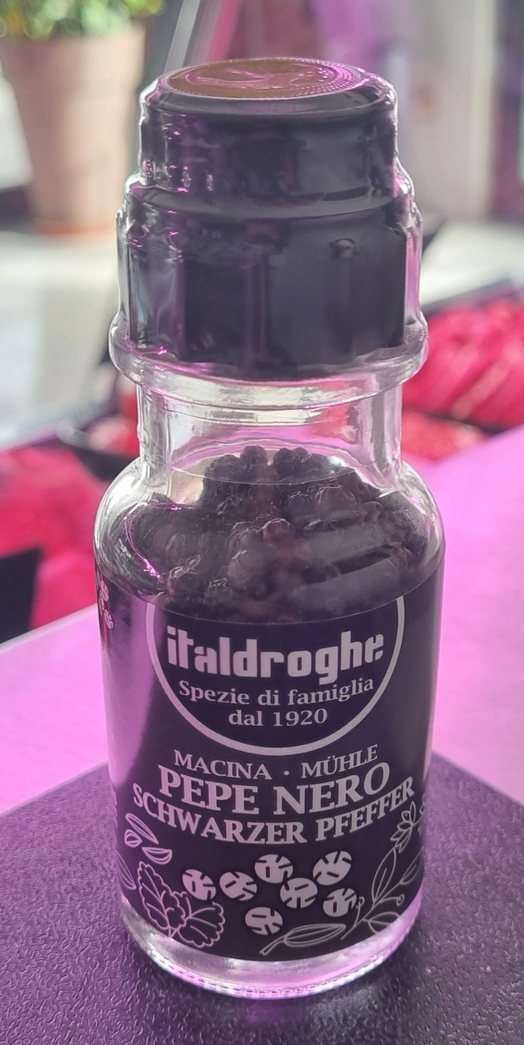 Pepe nero macina in bottiglia, spezia aromatica ideale per potenziare sapori in ricette di carne e altro, 50g.